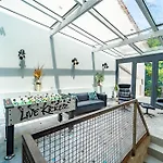 Loft Garden Villa - 4 Bedroom 3 Ba, Sleeps 10, 7 Min To Downtown