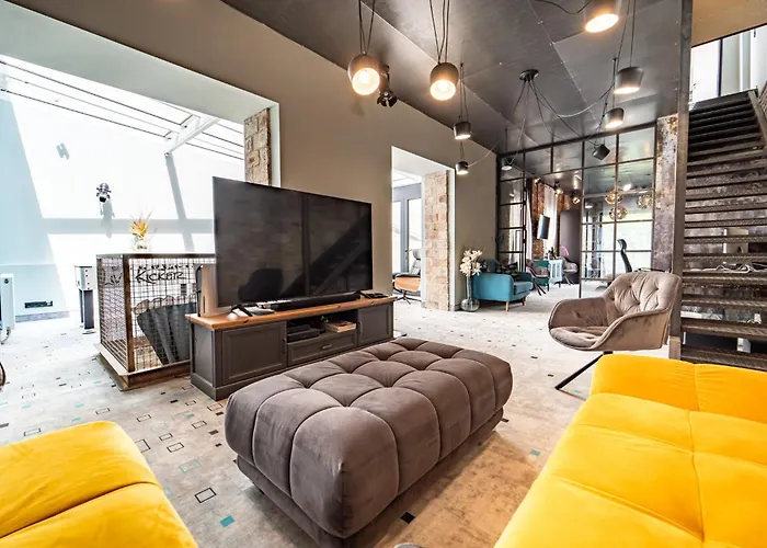 Loft Garden Villa - 4 Bedroom 3 Ba, Sleeps 10, 7 Min To Downtown