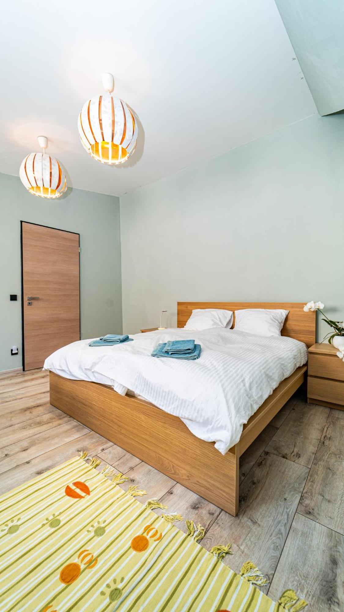 Loft Garden - 4 Bedroom 3 Ba, Sleeps 10, 7 Min To Downtown Villa *