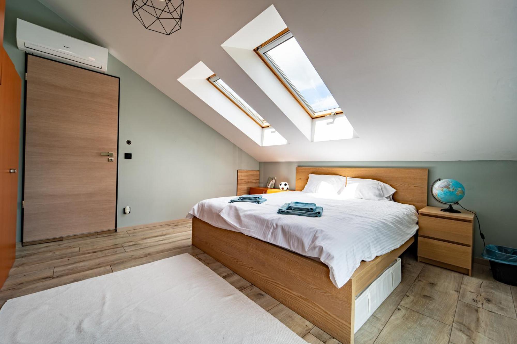 Loft Garden - 4 Bedroom 3 Ba, Sleeps 10, 7 Min To Downtown Villa