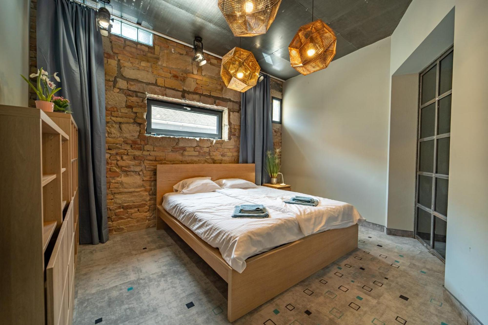 Loft Garden - 4 Bedroom 3 Ba, Sleeps 10, 7 Min To Downtown Villa